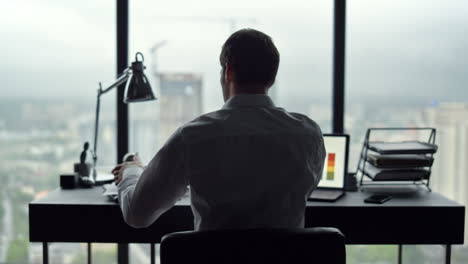 hombre de negocios mirando documentos en la oficina. hombre con estrés en el trabajo