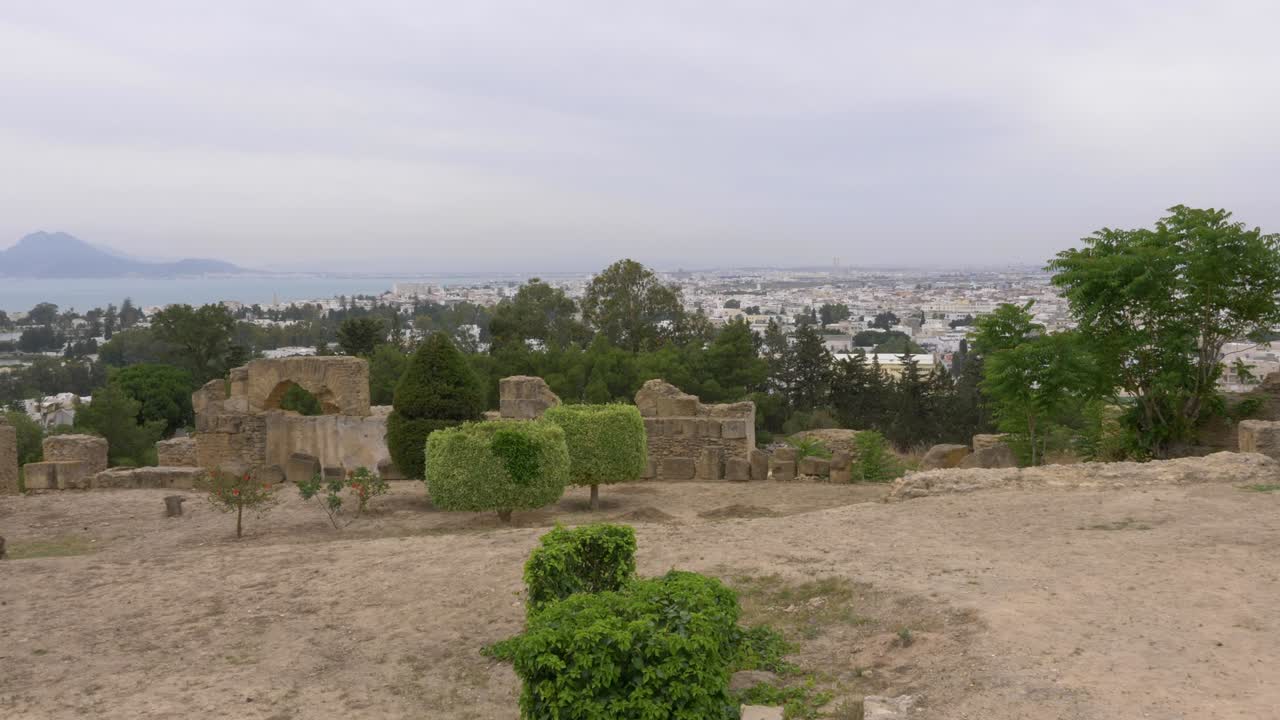 vista panorámica desde arriba de la ciudad moderna y el mar en cartago, túnez