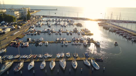 vista aérea sobre el pintoresco puerto oceánico con barcos atracados en la hora dorada del atardecer