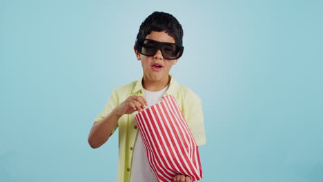 Popcorn,-3d-or-child-in-studio-for-a-movie