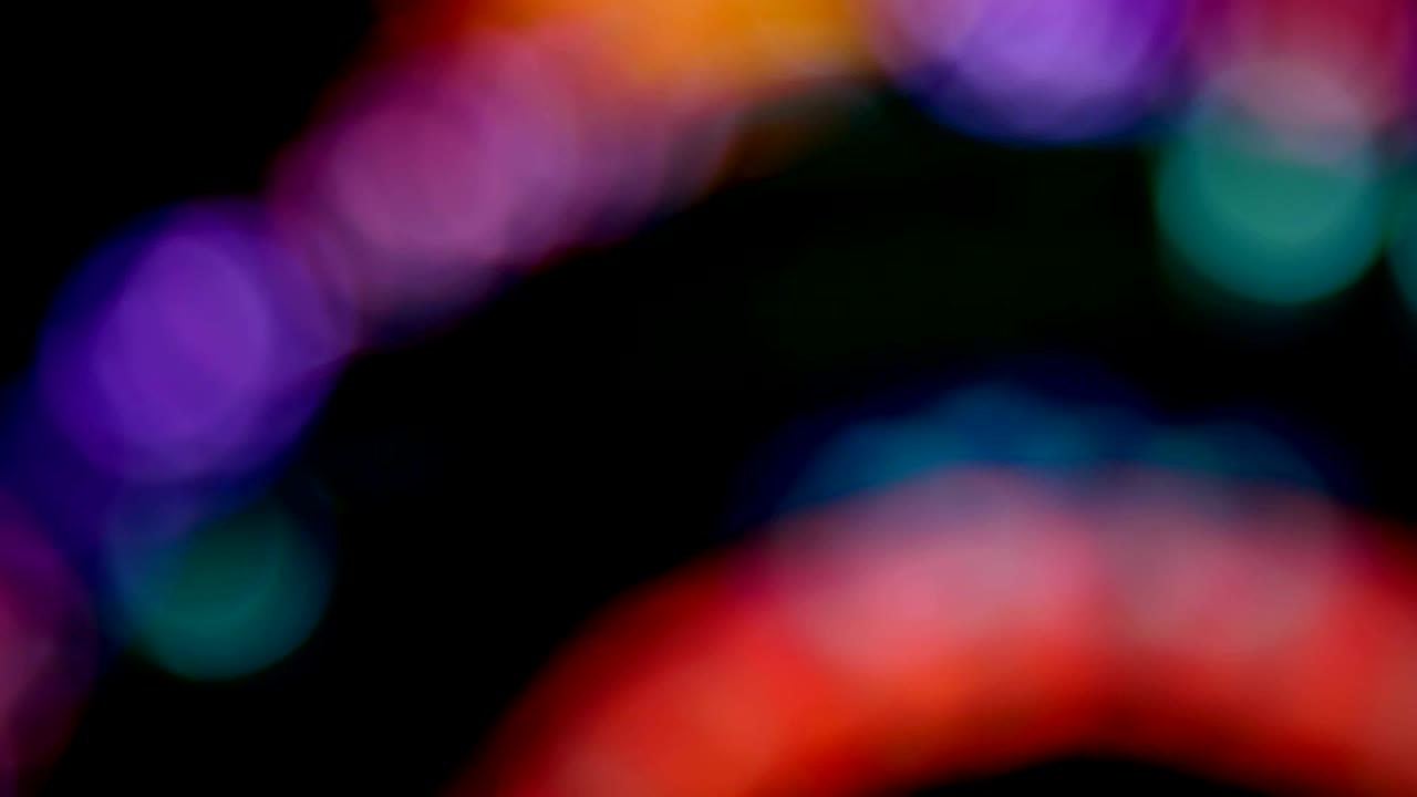 hermoso fondo de iluminación multicolor. primer plano, borroso, enfoque suave. luces bokeh abstractas desenfocadas, fondo iluminado multicolor