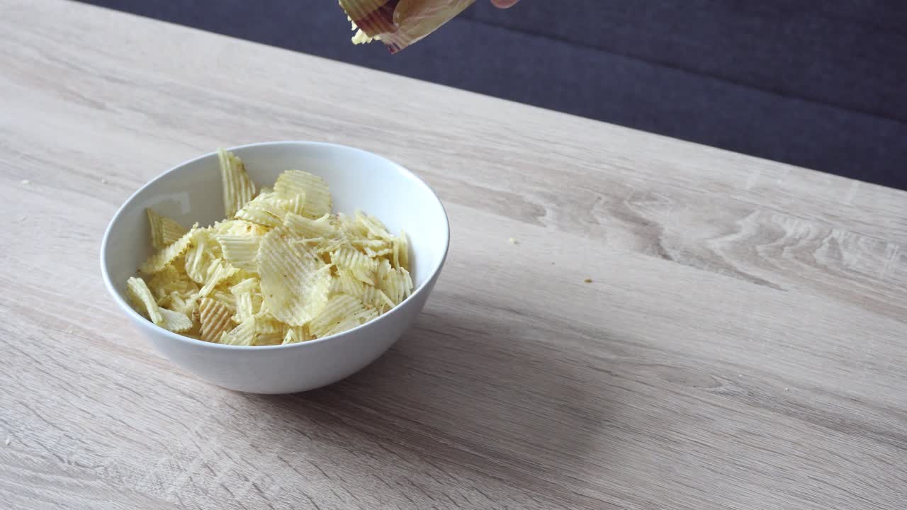el trago de papas fritas que se vierte en el tazón