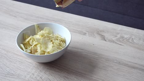 el trago de papas fritas que se vierte en el tazón