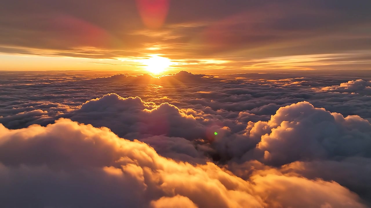 Vista aerea di un'alba dorata sopra uno spesso strato di nuvole