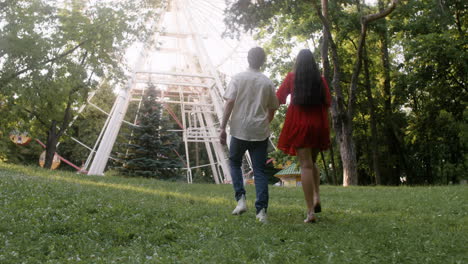 una pareja enamorada en el parque.