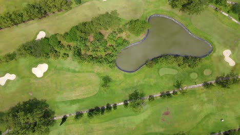 Toma-Aérea-De-Un-Obstáculo-De-Agua-En-El-Campo-De-Golf-Con-Drones