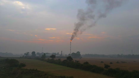 Llamas-Y-Humo-Negro-Saliendo-De-Una-Chimenea-En-El-Campo-De-Gas-Habiganj-En-Bangladesh