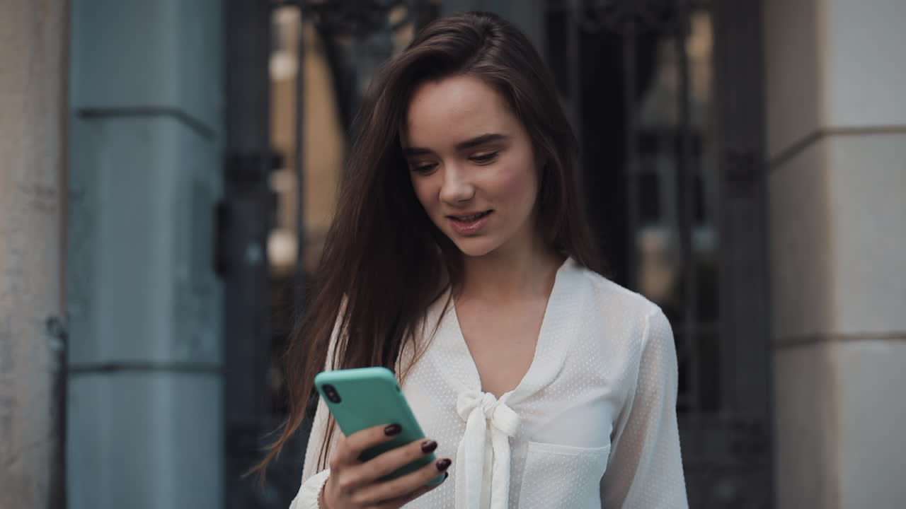 mujer usando teléfono inteligente al aire libre