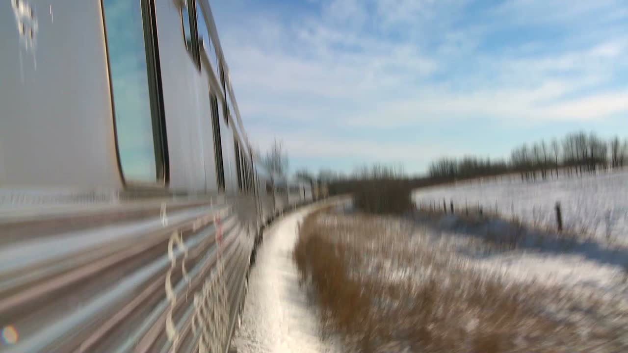 punto de vista de un tren de vía férrea que pasa por el ártico de canadá