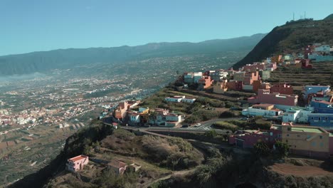 Dolly-Aéreo-Hacia-Un-Pequeño-Pueblo-En-El-Borde-De-La-Montaña-En-España