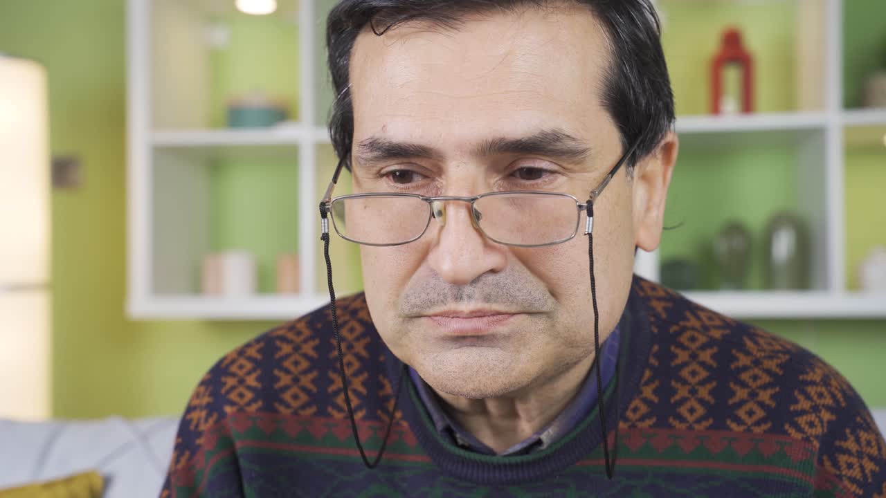 un viejo triste llorando y sintiéndose emocionalmente en casa.