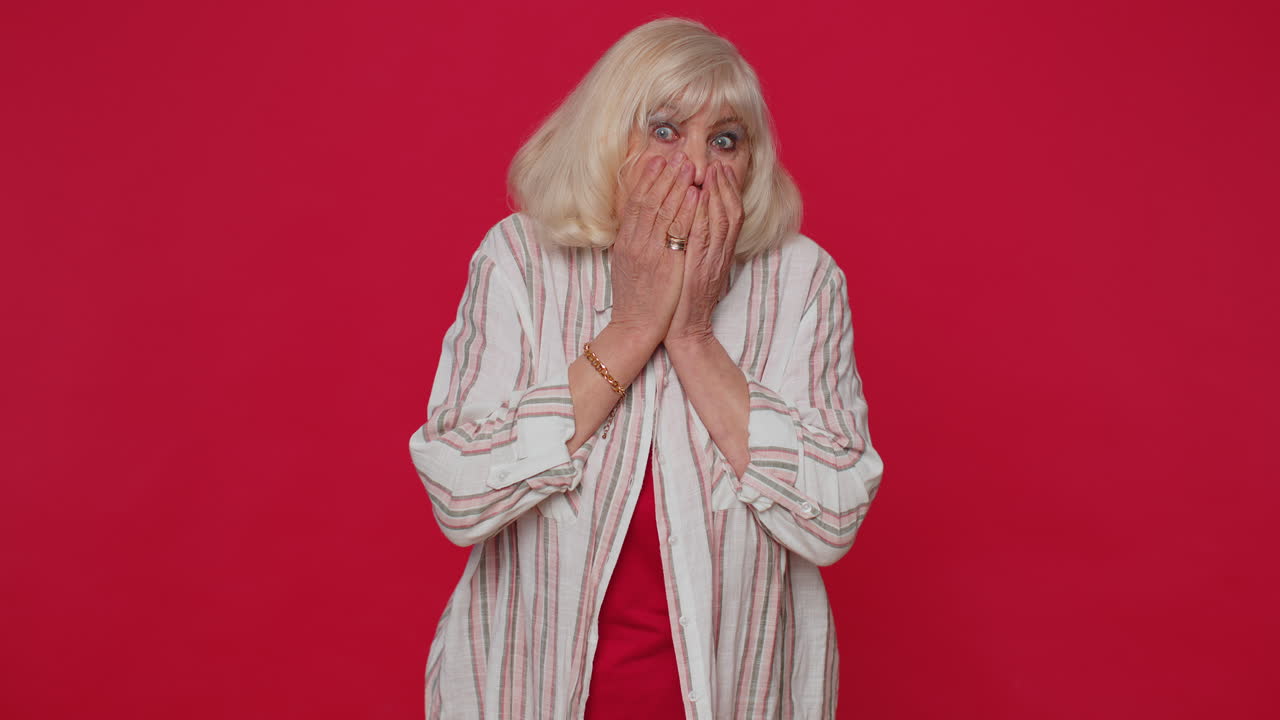 asustada temerosa mujer deprimida expresa su miedo y agita sus manos lejos del peligro, agitando no