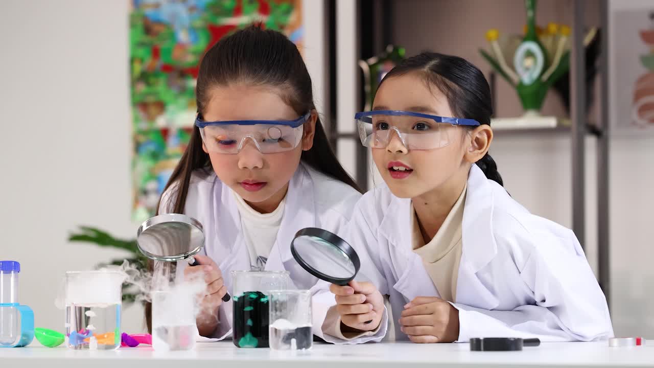 Dua Gadis Muda Melakukan Eksperimen Sains dengan Kaca Pembesar