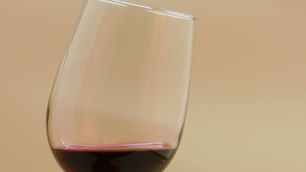 Vino rosso che vortica in un elegante bicchiere da vino.