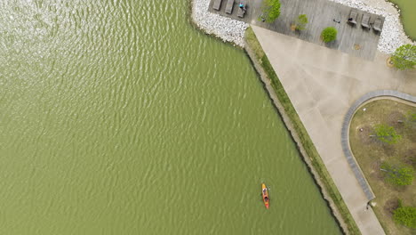 Foto-Reveladora-De-Personas-Navegando-En-Canoa-Por-El-Lago-Patriot-En-El-Parque-Shelby-Farms-En-Memphis,-Tennessee.