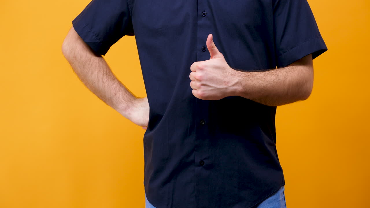 엄지손가락을 들고 있는 남자