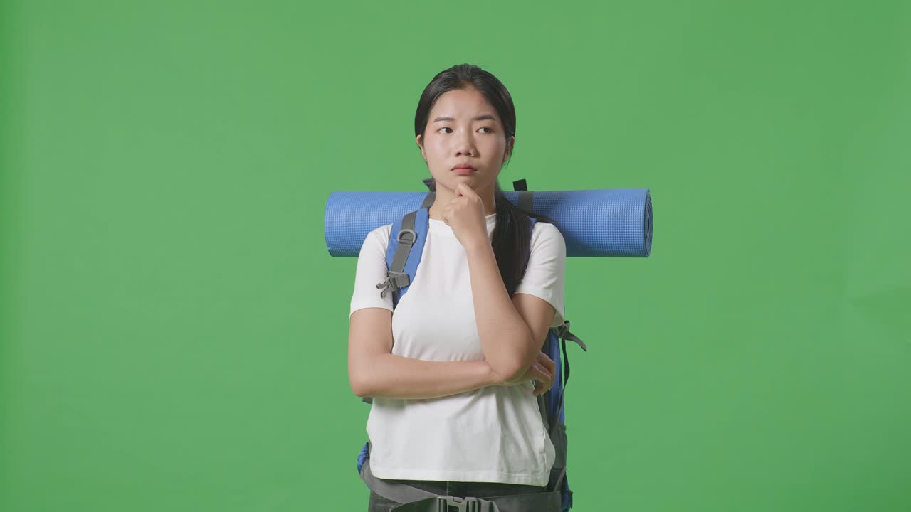 배 과 요가 매트 를 가진 여자