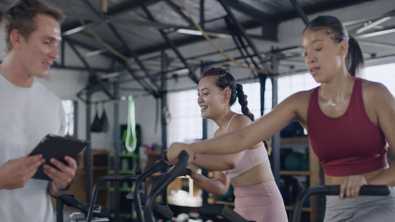 체육관 강사 가 훈련생 들 의 진보 를 점검 하는 것