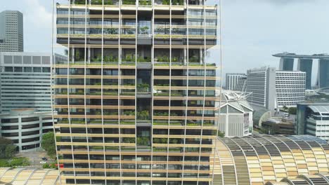 rascacielos moderno con jardín vertical en singapur