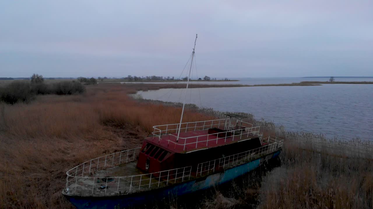 заброшенный затонувший корабль на травянистом берегу озера даби в щецине, польша