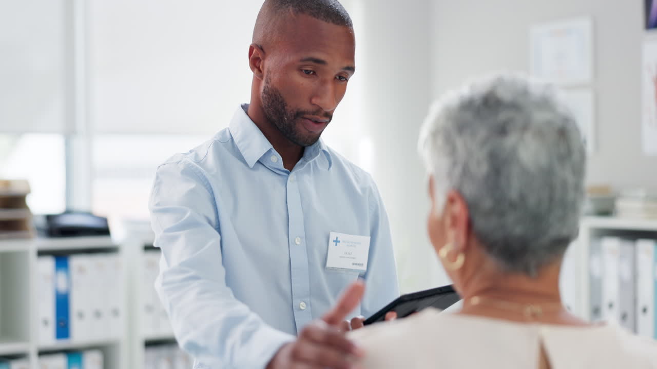 el médico discutiendo con el paciente en la oficina médica