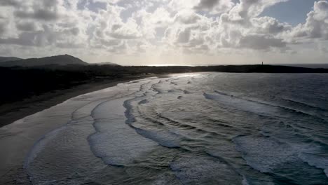 Luftdrohnenansicht-Des-Strandes-Von-Valdoviño-Während-Des-Sonnenuntergangs