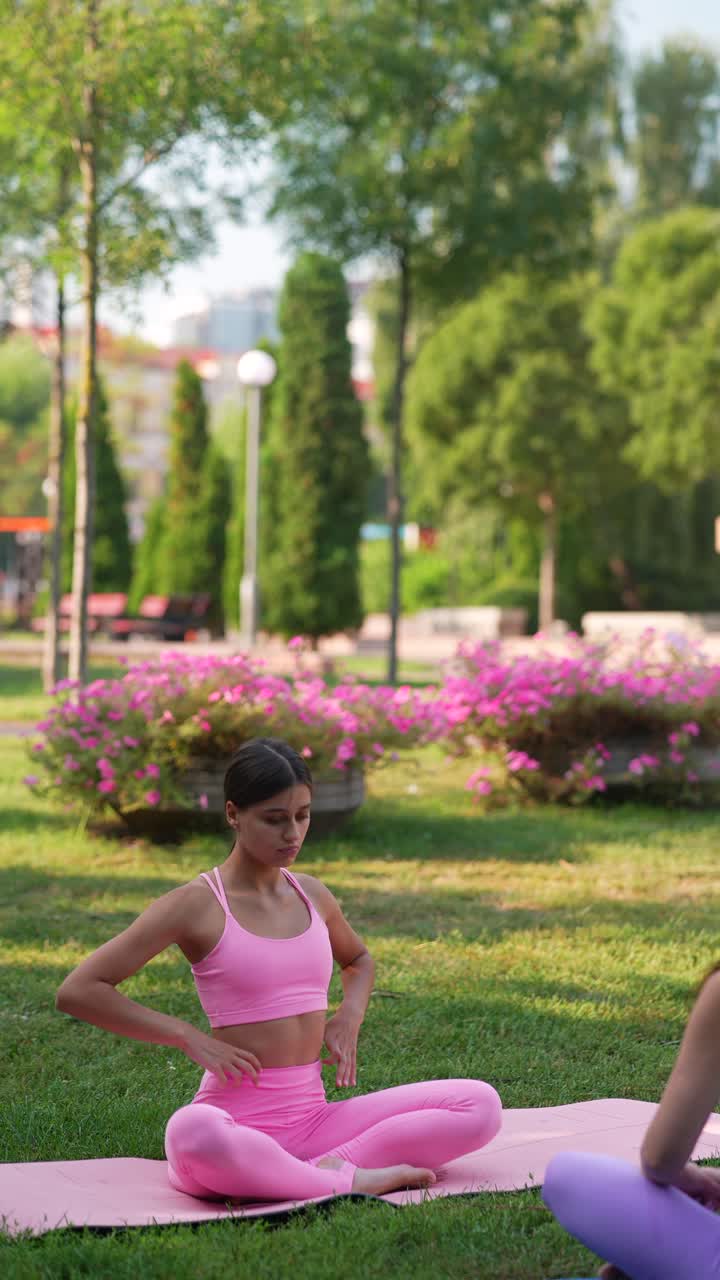 mujeres practicando yoga en un parque