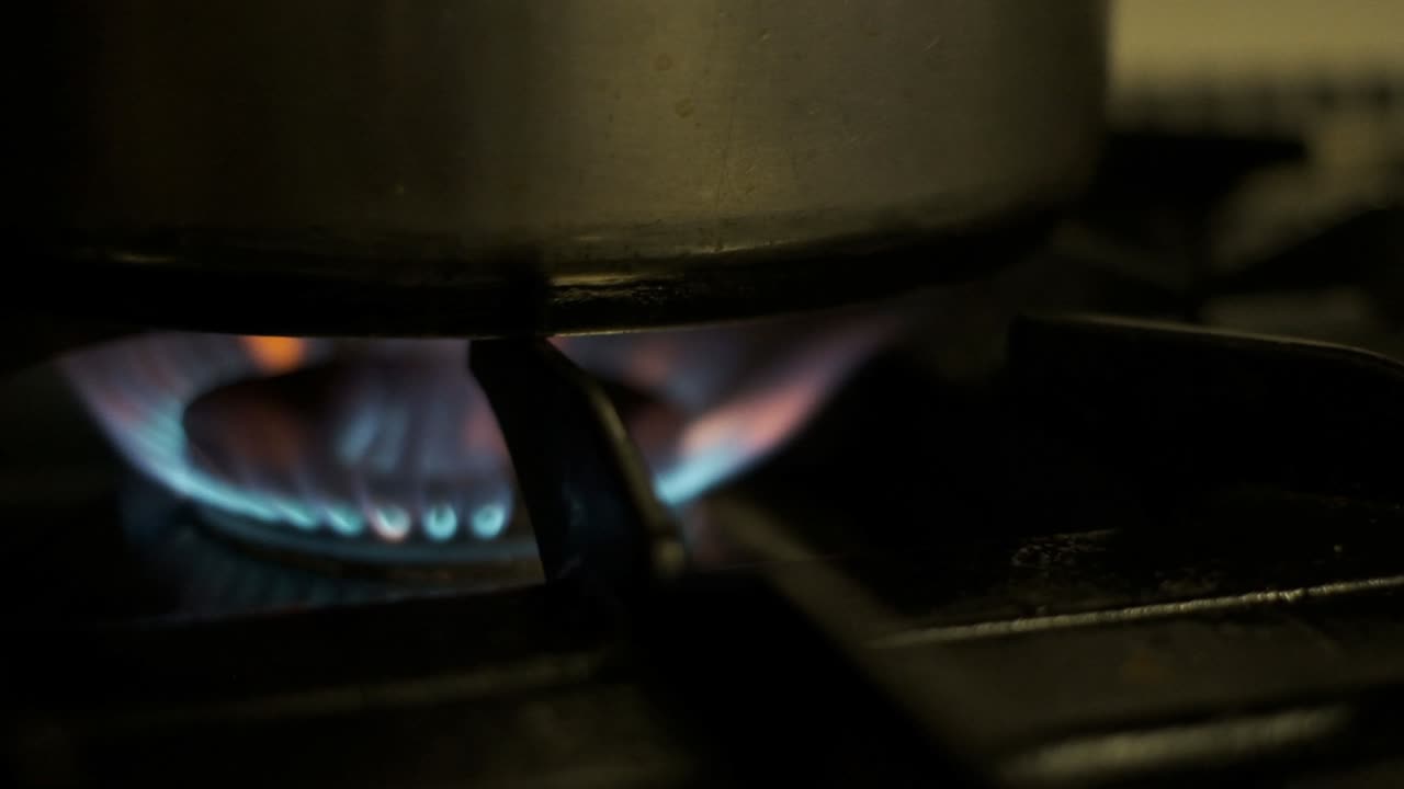 냄비나 프라이팬 아래에서 타는 가스 오븐이나 난로의 푸른 불꽃