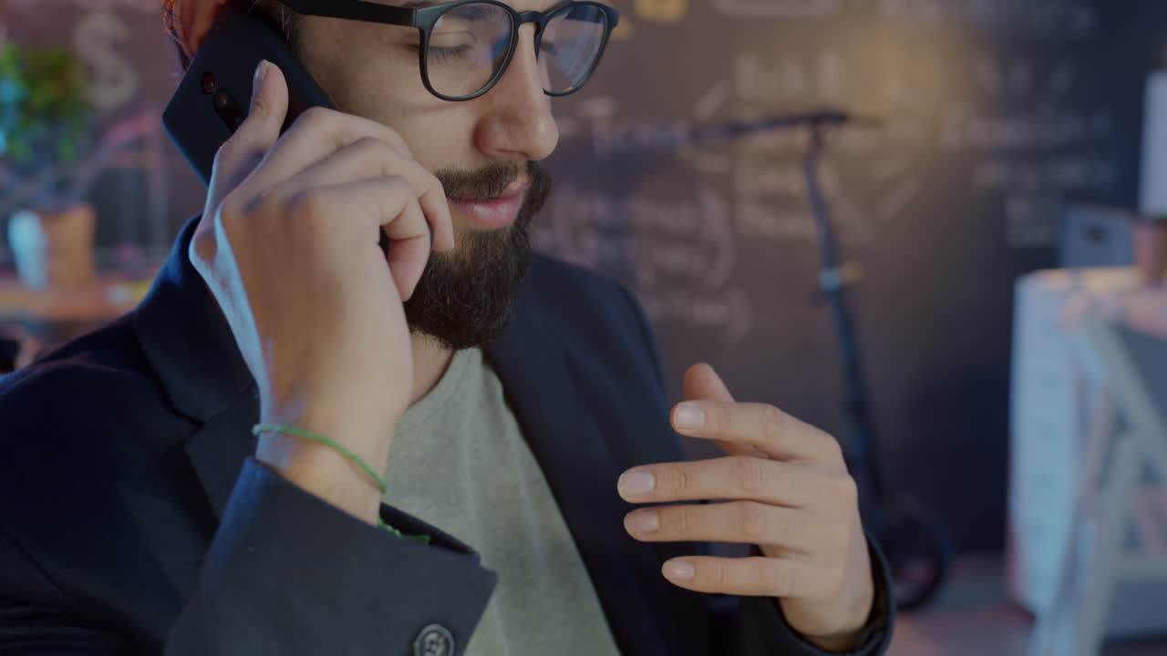 hombre hablando por teléfono en la oficina