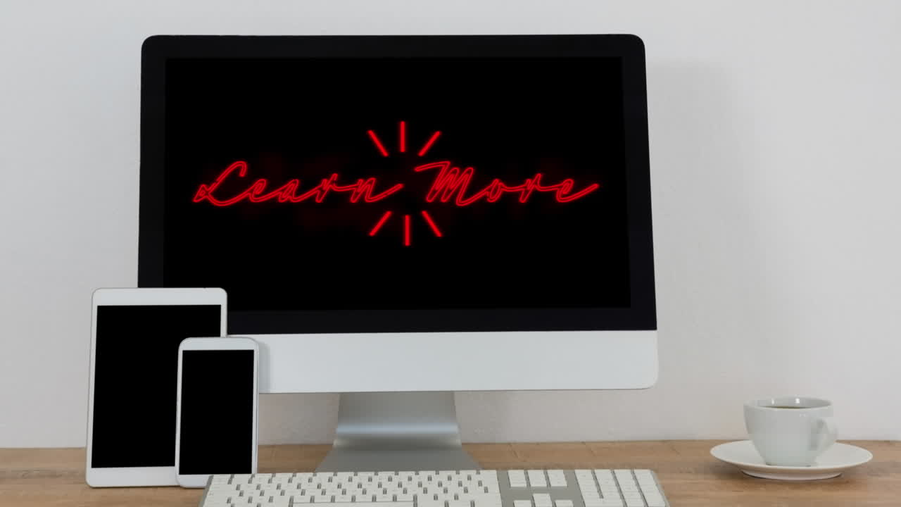 나무 책상 위에 서 있는 데스크 ⁇  컴퓨터의 화면에서  ⁇ 박이는 단어의 애니메이션 더 많은 것을 배우십시오