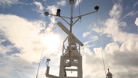 radar de trabajo y equipo de conexión de radio en el crucero