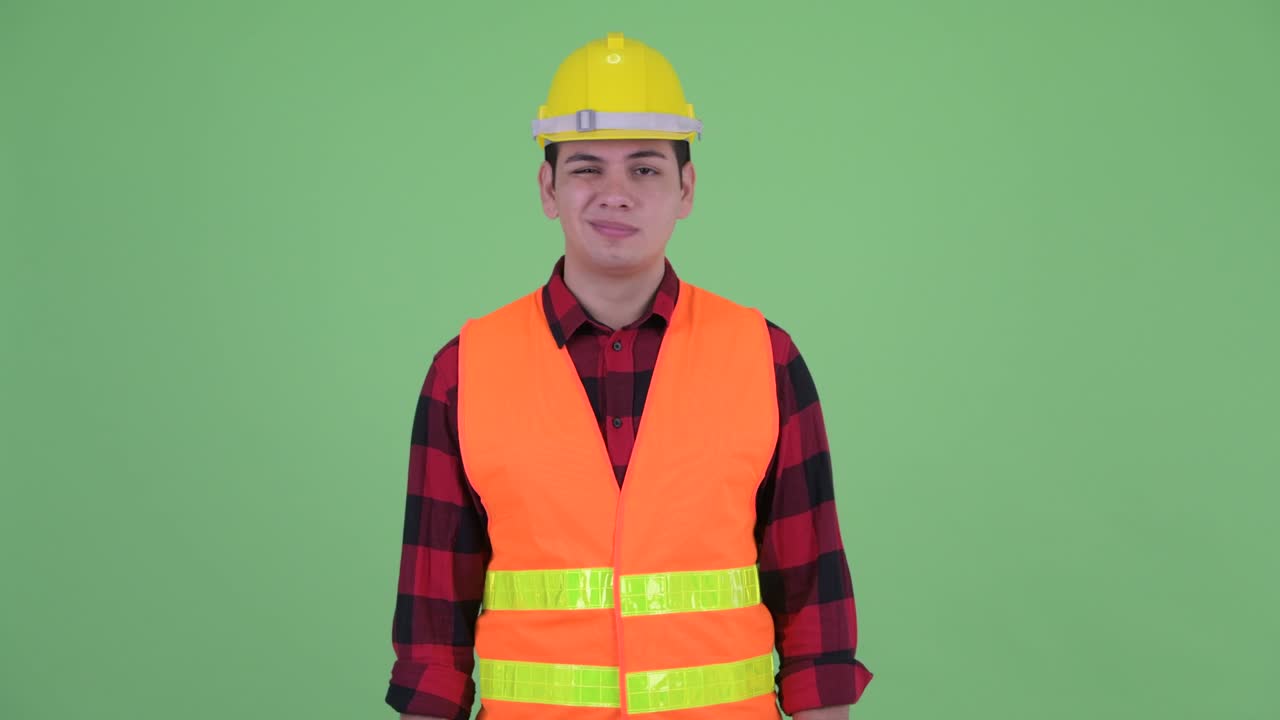 joven apuesto hombre multiétnico trabajador de la construcción