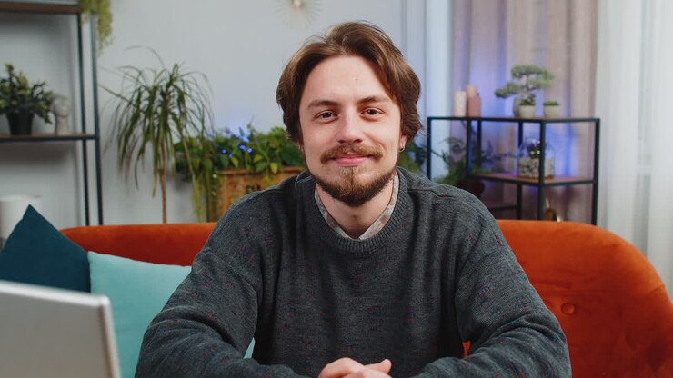 Uomo barbuto felice sorridente amichevole espressione felice sentirsi soddisfatto concetto buone notizie festeggiare la vittoria