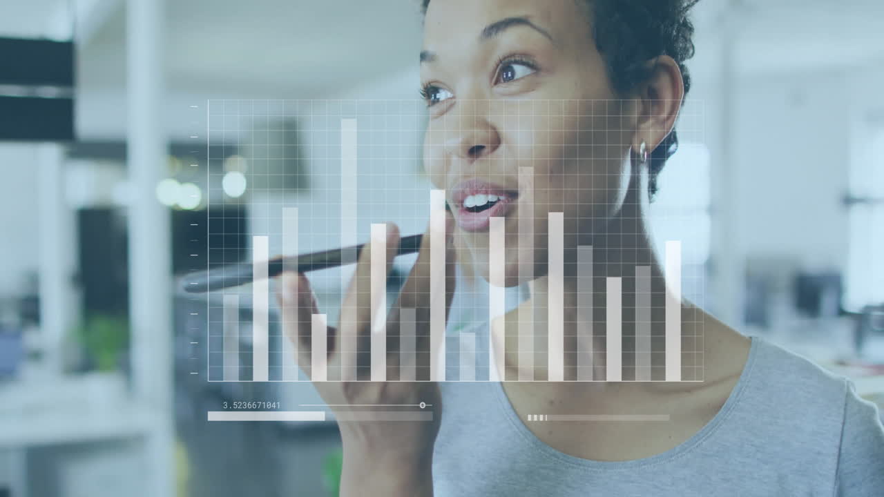 hablando en el teléfono inteligente, mujer con gráficos de barras y animación de procesamiento de datos