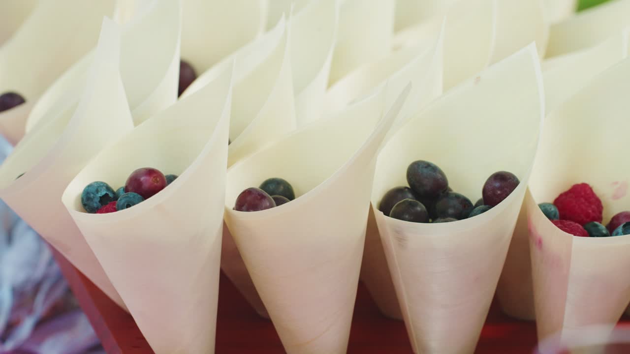 숲 밖에서 파티에서 dyi 과일 바