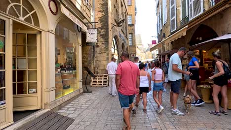 people walking and shopping in sarlat-la-canéda