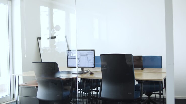 Espacio de oficina vacío con ordenadores
