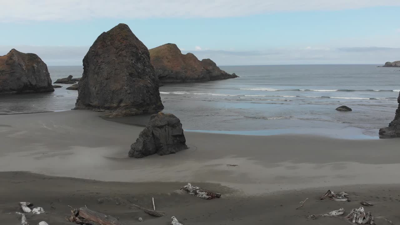 antena del impresionante paisaje de una playa de oregón salvaje sin desarrollar