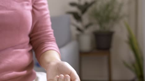 mujer rociando perfume en su muñeca para probar la fragancia en casa