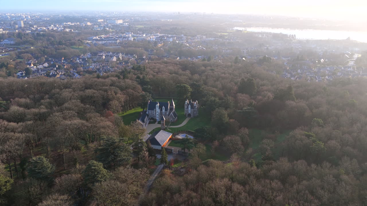 Luftfoto ved solnedgang af luksus feriepalæ nær Angers, Frankrig, eksklusivt fristed og luksusejendom