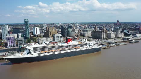 空中拍攝的著名女王瑪麗碼頭 (queen mary berthed)