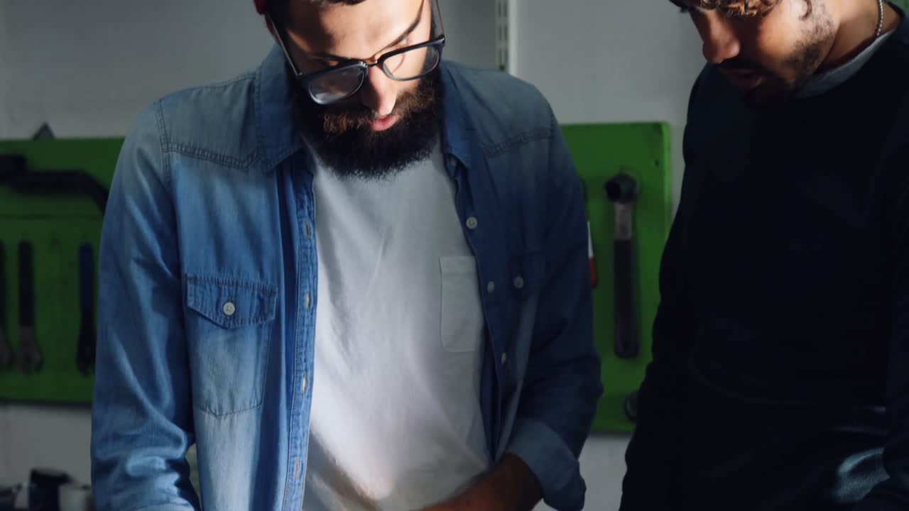 mecánicos reparando bicicletas en el taller