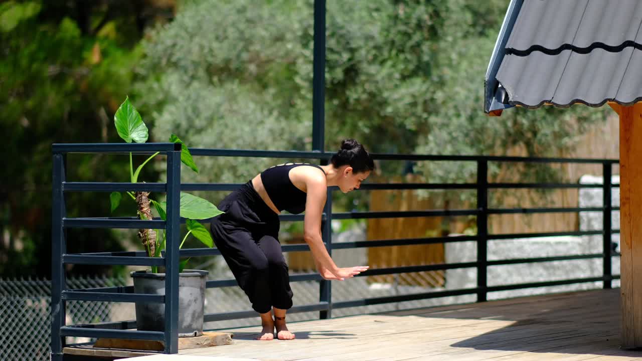 잔디 위에서 헤드스탠드와 함께 요가를 하는 소녀