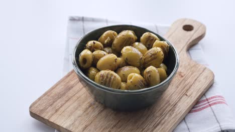 aceitunas a la parrilla turca con aceituna y tomate en el plato ,