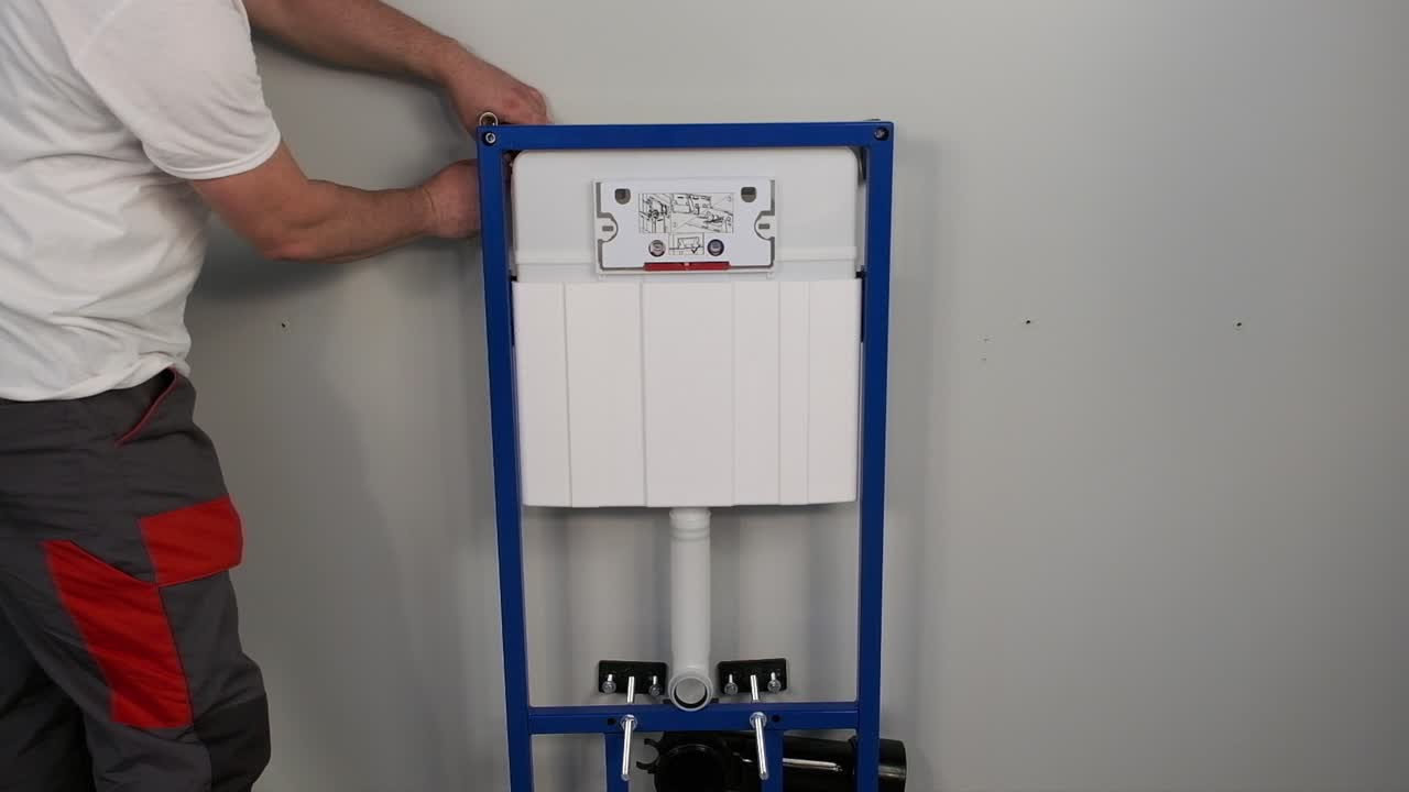 el trabajador que repara e instala el inodoro y descarga utiliza herramientas como alicates y llaves