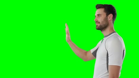 hombre tocando la pantalla digital
