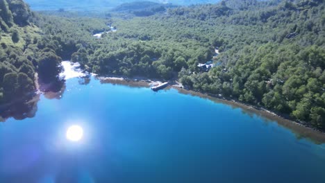 Calma-En-El-Lago-Hermoso-Que-Refleja-El-Cruce-Del-Sol-Sobre-Sí-Mismo,-En-Neúquen,-Patagonia,-Argentina