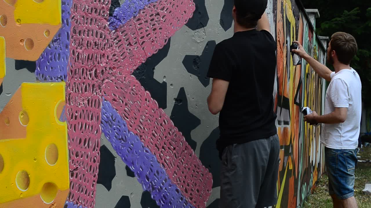 Processo di Creazione di Graffiti, Recinzione. L'Artista Disegna Graffiti