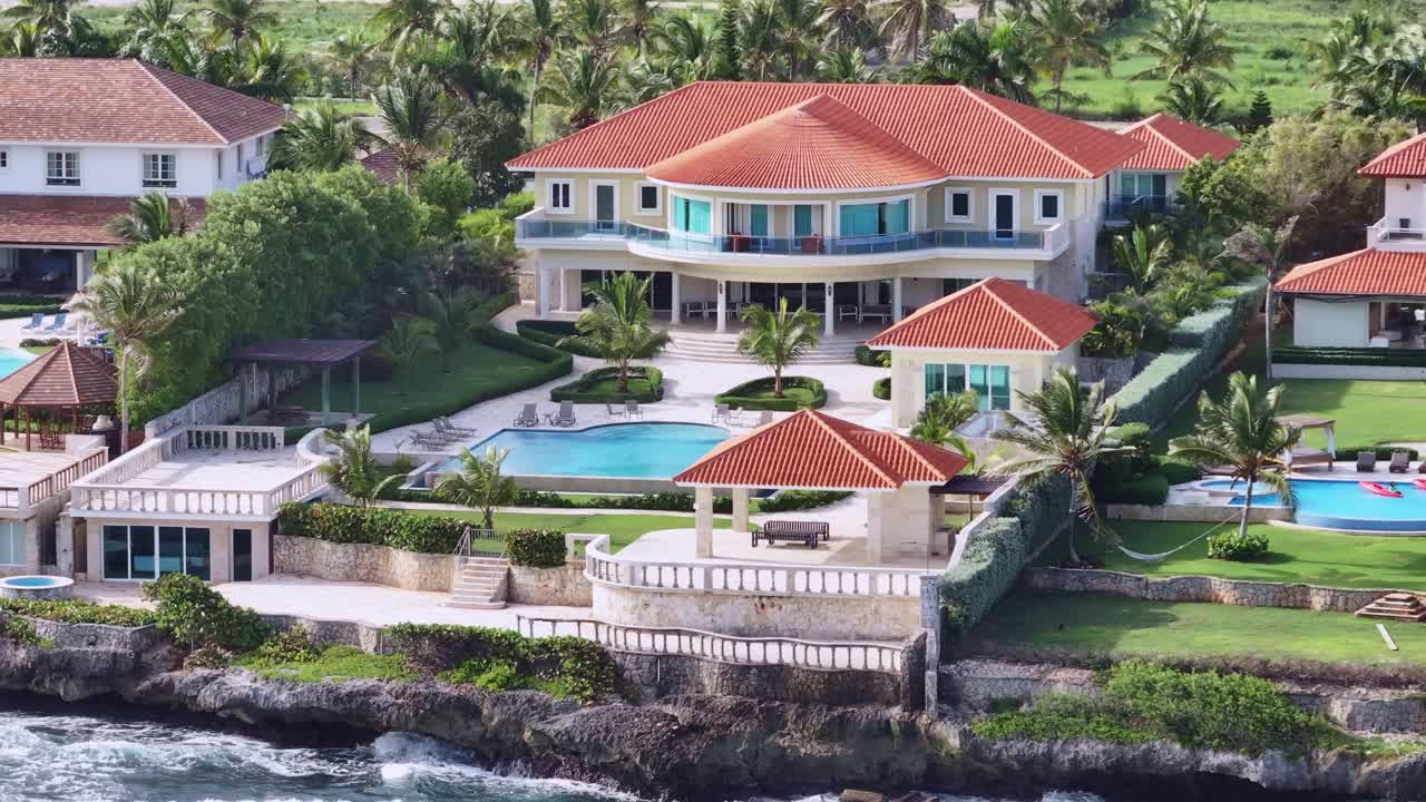 도미니카 공화국의 라 로마나 해안의 바다를 내려다보는 럭셔리 빌라