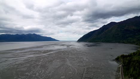 Luftaufnahme-Der-Bucht-Außerhalb-Des-Ankerplatzes-Alaska-Bei-Ebbe-Im-Gezeitenbecken